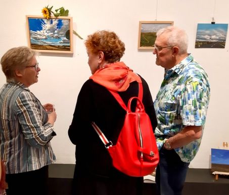 Vernissage mit Karin Böpple (li.)