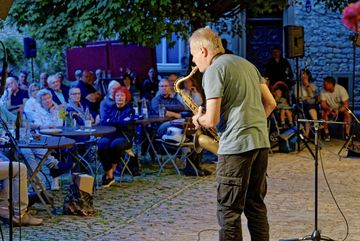 Christof Lauer spielt für das Dokufilm-Publikum